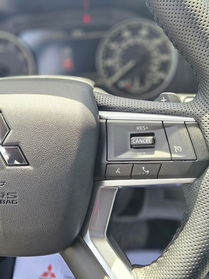 Mitsubishi Outlander Vehicle Full-screen Gallery Image 25