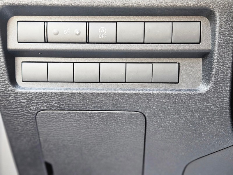 Mitsubishi Outlander Vehicle Full-screen Gallery Image 27