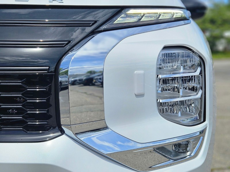 Mitsubishi Outlander Vehicle Full-screen Gallery Image 04