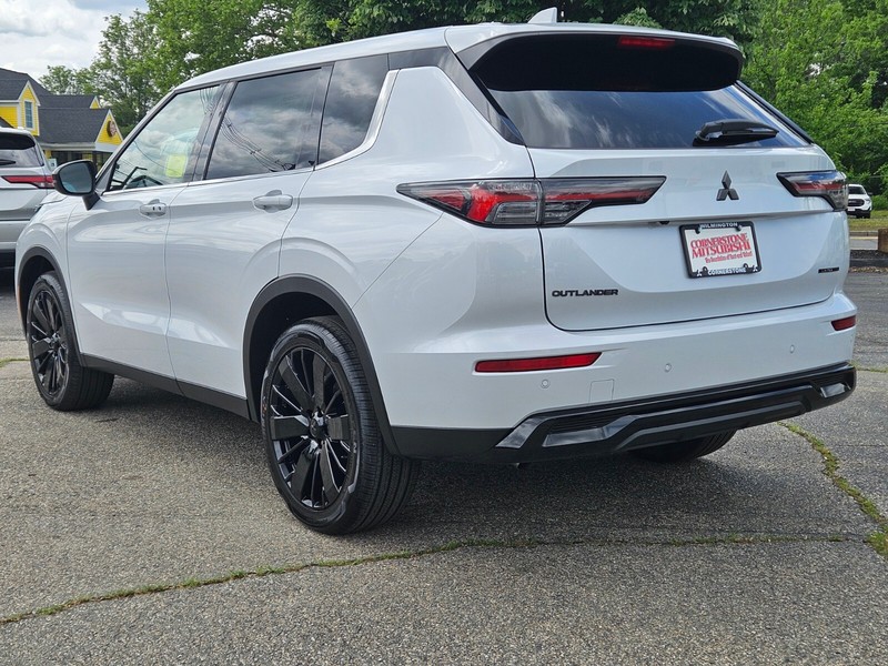 Mitsubishi Outlander Vehicle Full-screen Gallery Image 09