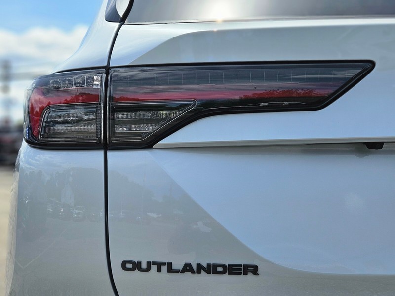 Mitsubishi Outlander Vehicle Full-screen Gallery Image 10