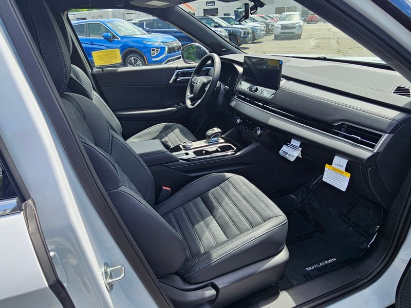 Mitsubishi Outlander Vehicle Full-screen Gallery Image 11