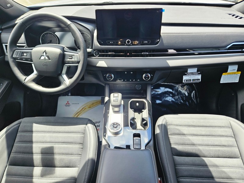 Mitsubishi Outlander Vehicle Full-screen Gallery Image 12