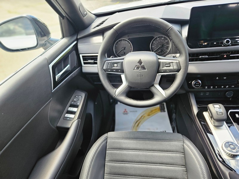 Mitsubishi Outlander Vehicle Full-screen Gallery Image 13