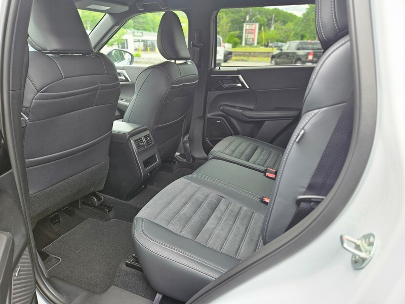 Mitsubishi Outlander Vehicle Full-screen Gallery Image 15