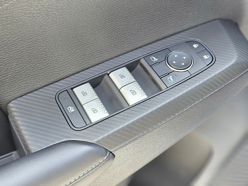 Mitsubishi Outlander Vehicle Full-screen Gallery Image 16