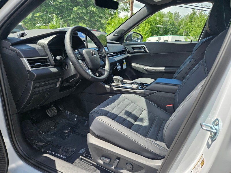 Mitsubishi Outlander Vehicle Full-screen Gallery Image 17