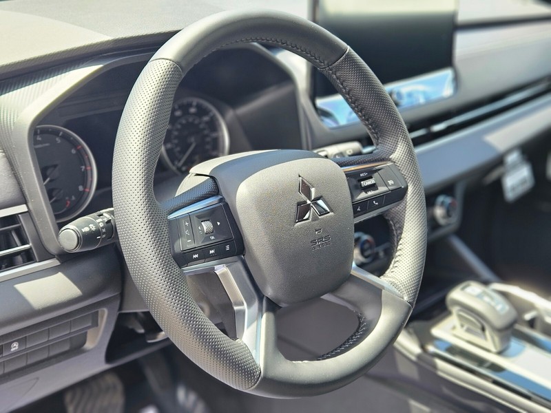 Mitsubishi Outlander Vehicle Full-screen Gallery Image 18