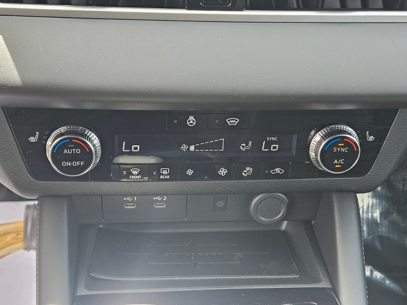 Mitsubishi Outlander Vehicle Full-screen Gallery Image 21