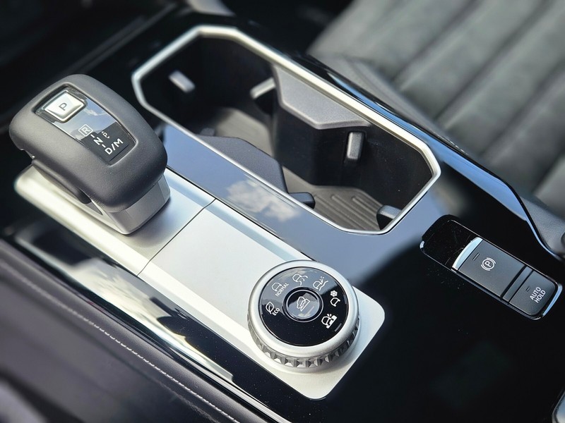 Mitsubishi Outlander Vehicle Full-screen Gallery Image 22