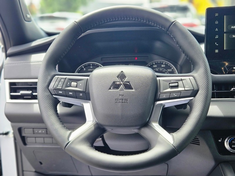 Mitsubishi Outlander Vehicle Full-screen Gallery Image 23