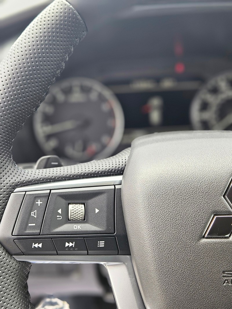 Mitsubishi Outlander Vehicle Full-screen Gallery Image 24