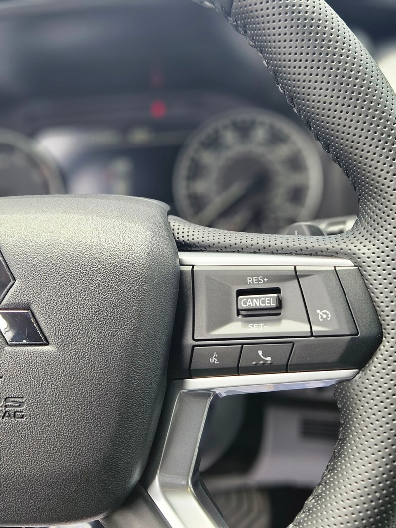 Mitsubishi Outlander Vehicle Full-screen Gallery Image 25