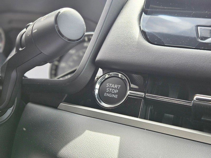 Mitsubishi Outlander Vehicle Full-screen Gallery Image 26