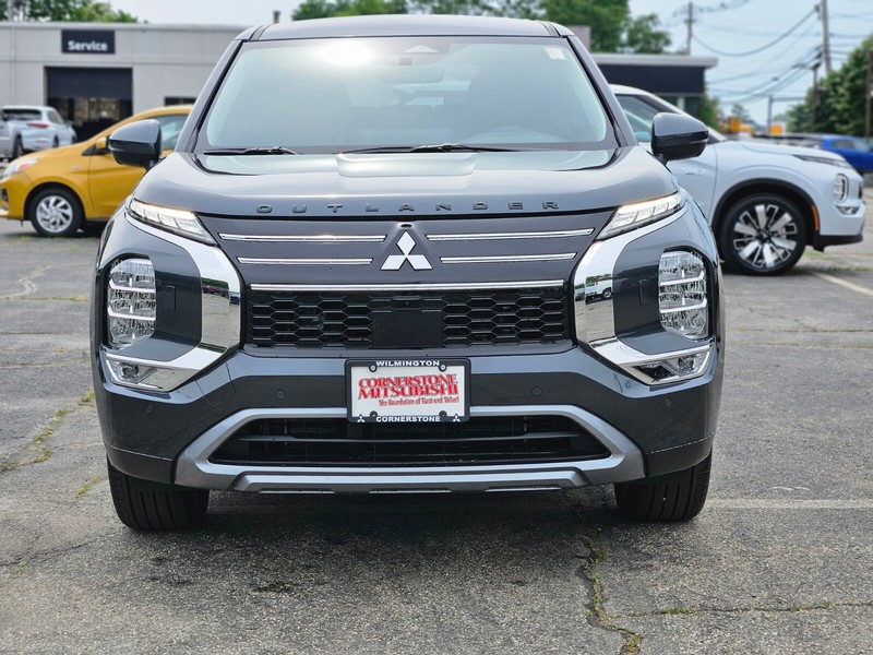 Mitsubishi Outlander Plug-In Hybrid Vehicle Full-screen Gallery Image 02