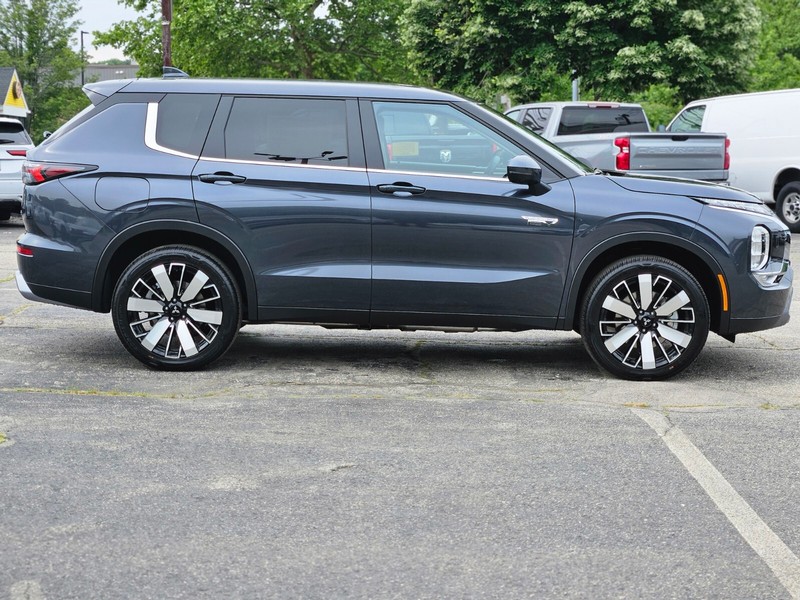 Mitsubishi Outlander Plug-In Hybrid Vehicle Full-screen Gallery Image 04