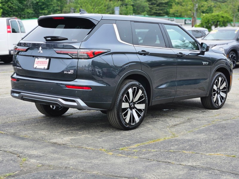Mitsubishi Outlander Plug-In Hybrid Vehicle Full-screen Gallery Image 05