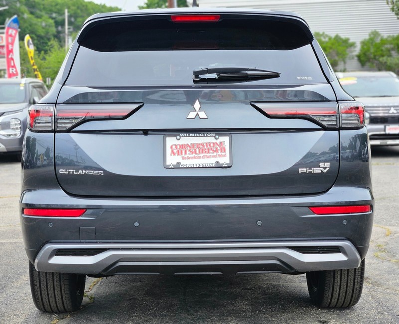 Mitsubishi Outlander Plug-In Hybrid Vehicle Full-screen Gallery Image 06