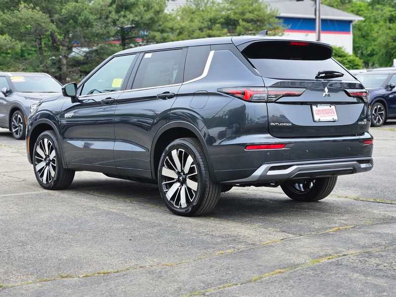 Mitsubishi Outlander Plug-In Hybrid Vehicle Full-screen Gallery Image 07