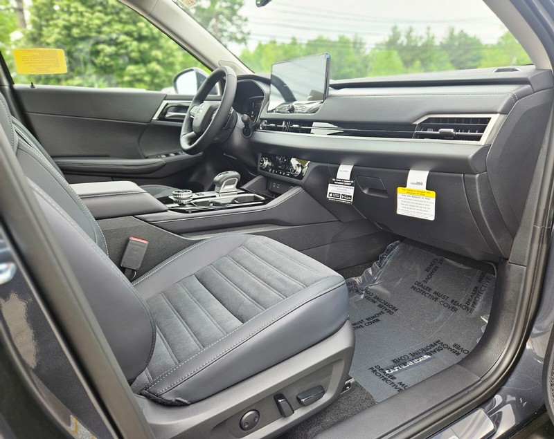 Mitsubishi Outlander Plug-In Hybrid Vehicle Full-screen Gallery Image 09