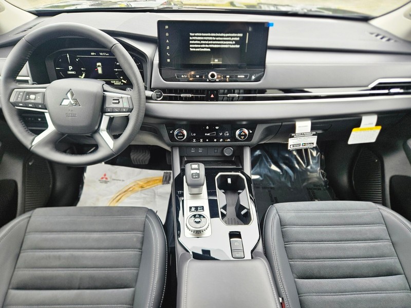 Mitsubishi Outlander Plug-In Hybrid Vehicle Full-screen Gallery Image 10