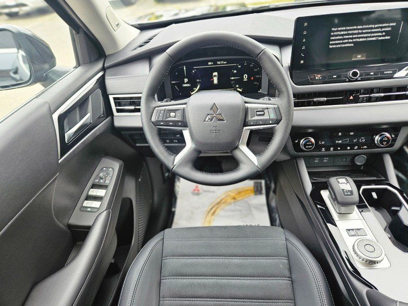 Mitsubishi Outlander Plug-In Hybrid Vehicle Full-screen Gallery Image 11