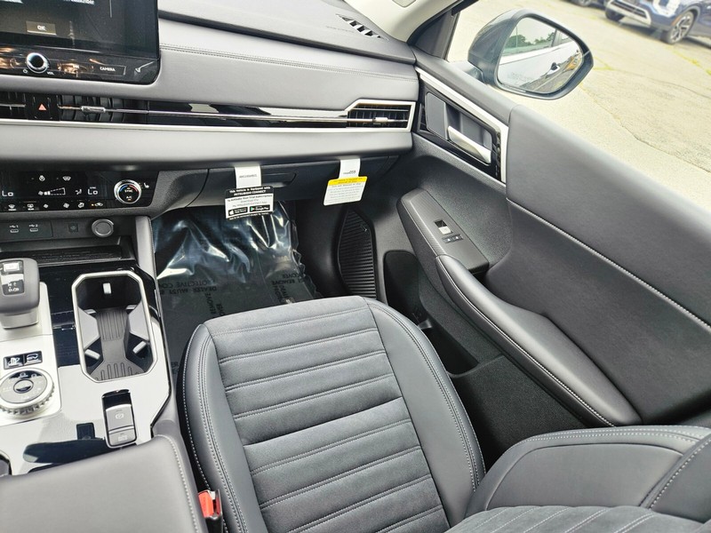 Mitsubishi Outlander Plug-In Hybrid Vehicle Full-screen Gallery Image 12