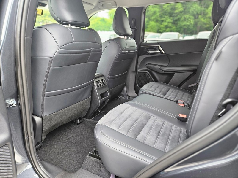 Mitsubishi Outlander Plug-In Hybrid Vehicle Full-screen Gallery Image 13