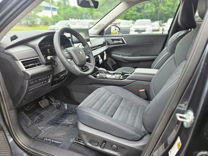 Mitsubishi Outlander Plug-In Hybrid Vehicle Full-screen Gallery Image 14