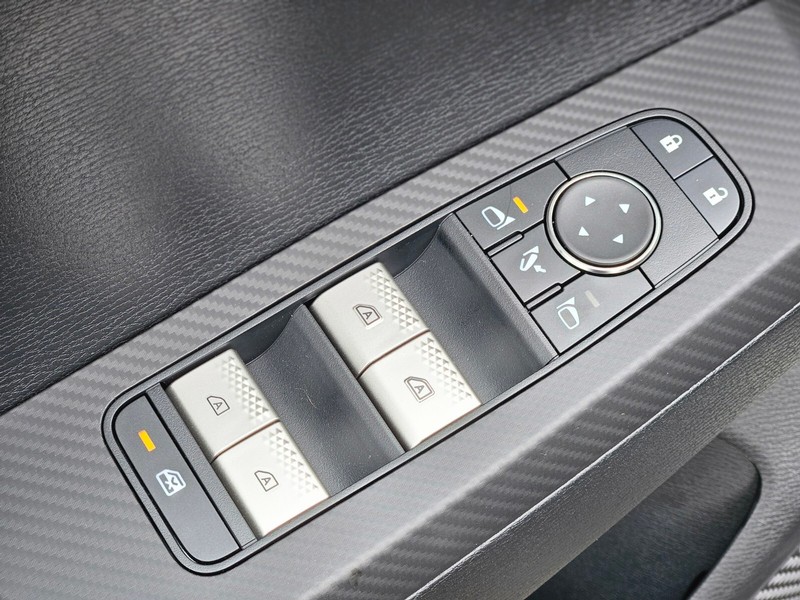 Mitsubishi Outlander Plug-In Hybrid Vehicle Full-screen Gallery Image 15