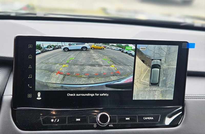 Mitsubishi Outlander Plug-In Hybrid Vehicle Full-screen Gallery Image 17