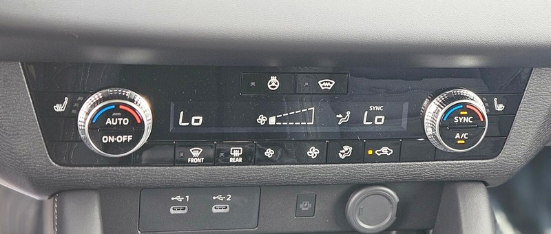 Mitsubishi Outlander Plug-In Hybrid Vehicle Full-screen Gallery Image 18