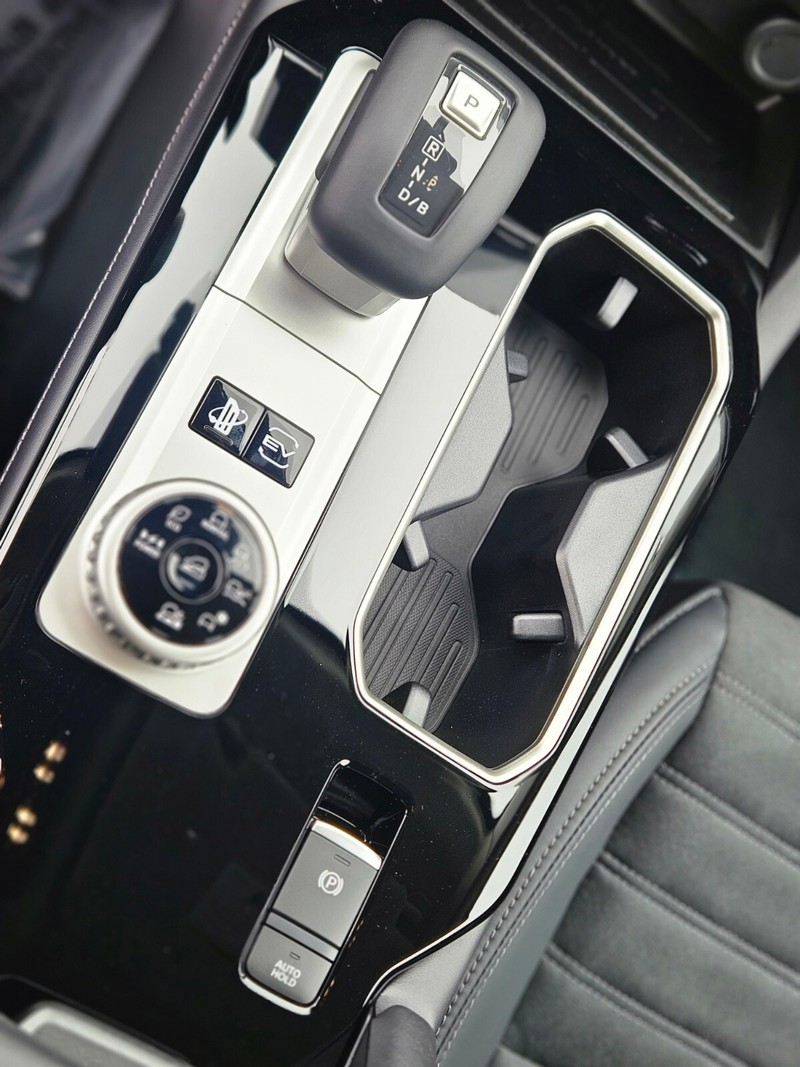 Mitsubishi Outlander Plug-In Hybrid Vehicle Full-screen Gallery Image 19