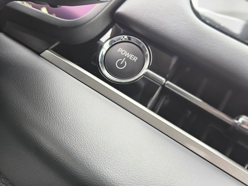 Mitsubishi Outlander Plug-In Hybrid Vehicle Full-screen Gallery Image 20