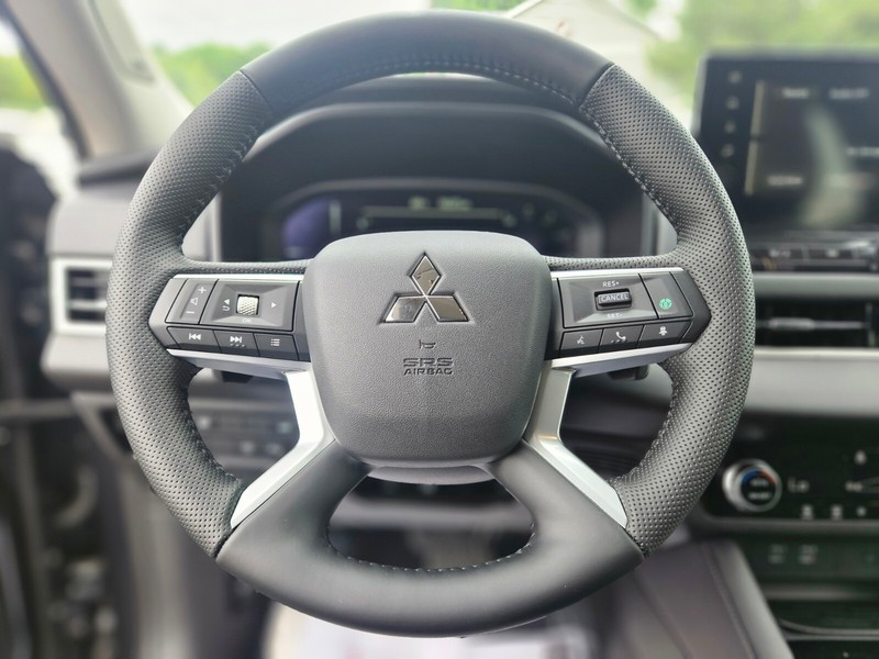 Mitsubishi Outlander Plug-In Hybrid Vehicle Full-screen Gallery Image 22