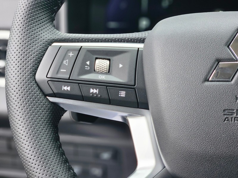 Mitsubishi Outlander Plug-In Hybrid Vehicle Full-screen Gallery Image 23
