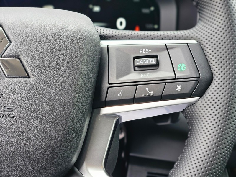 Mitsubishi Outlander Plug-In Hybrid Vehicle Full-screen Gallery Image 24
