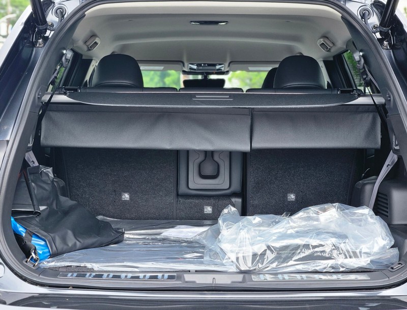 Mitsubishi Outlander Plug-In Hybrid Vehicle Full-screen Gallery Image 27