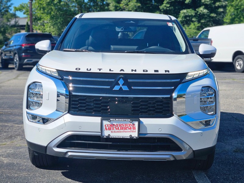 Mitsubishi Outlander Plug-In Hybrid Vehicle Full-screen Gallery Image 03