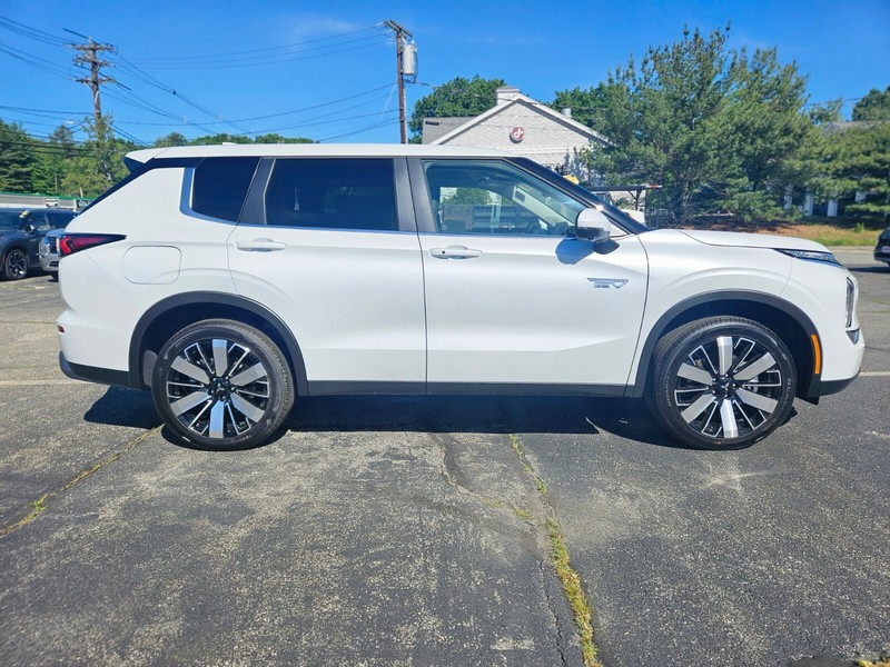 Mitsubishi Outlander Plug-In Hybrid Vehicle Full-screen Gallery Image 05