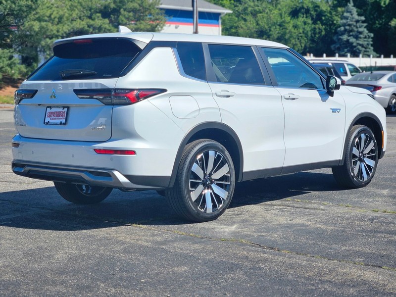 Mitsubishi Outlander Plug-In Hybrid Vehicle Full-screen Gallery Image 06