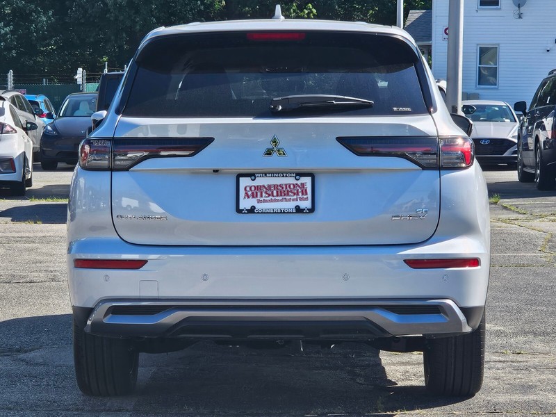 Mitsubishi Outlander Plug-In Hybrid Vehicle Full-screen Gallery Image 07