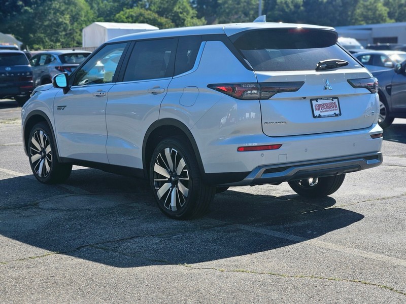 Mitsubishi Outlander Plug-In Hybrid Vehicle Full-screen Gallery Image 08
