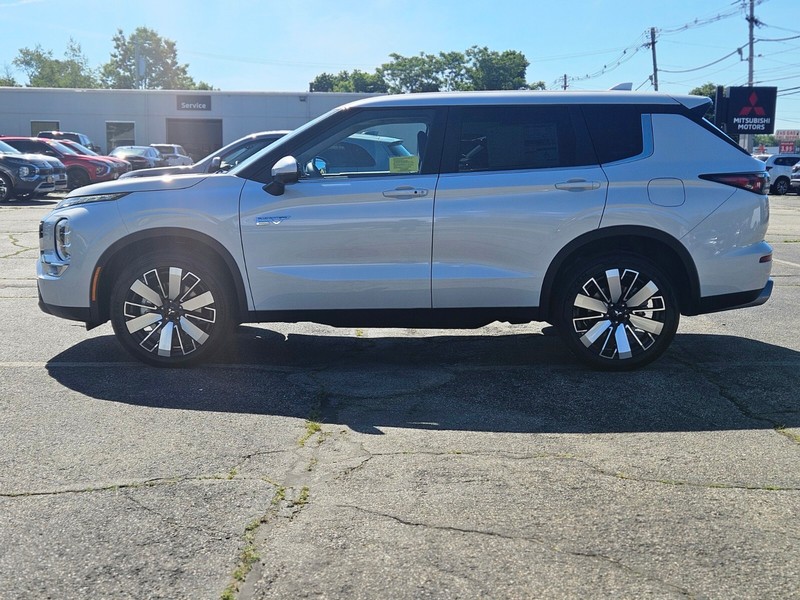Mitsubishi Outlander Plug-In Hybrid Vehicle Full-screen Gallery Image 09