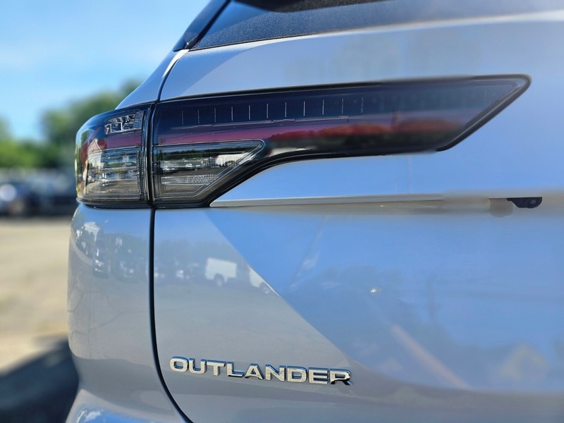 Mitsubishi Outlander Plug-In Hybrid Vehicle Full-screen Gallery Image 10