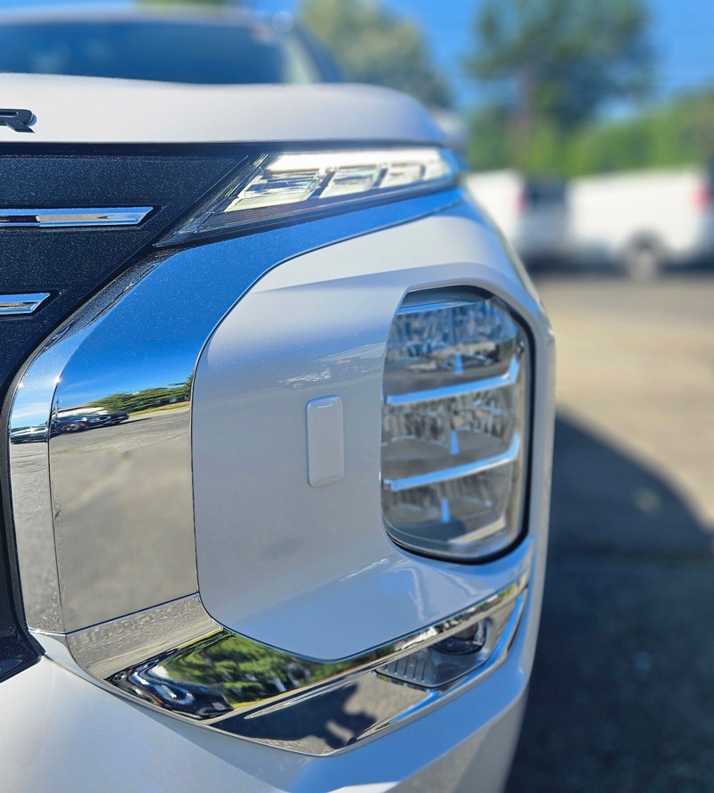 Mitsubishi Outlander Plug-In Hybrid Vehicle Full-screen Gallery Image 11