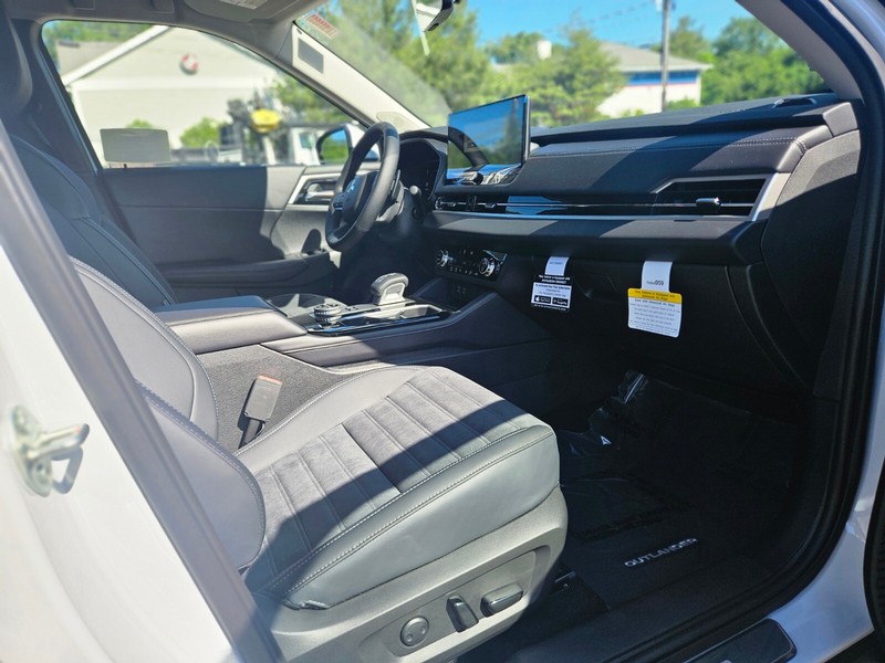 Mitsubishi Outlander Plug-In Hybrid Vehicle Full-screen Gallery Image 12