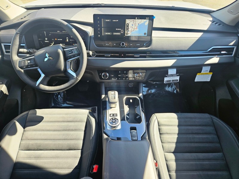 Mitsubishi Outlander Plug-In Hybrid Vehicle Full-screen Gallery Image 13