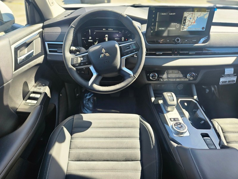 Mitsubishi Outlander Plug-In Hybrid Vehicle Full-screen Gallery Image 14