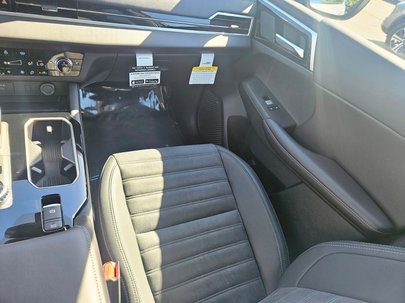 Mitsubishi Outlander Plug-In Hybrid Vehicle Full-screen Gallery Image 15